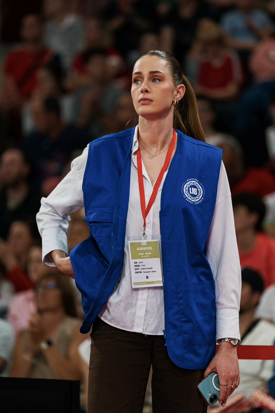 Responsable communication en reportage photo lors d'un match de basket professionnel
