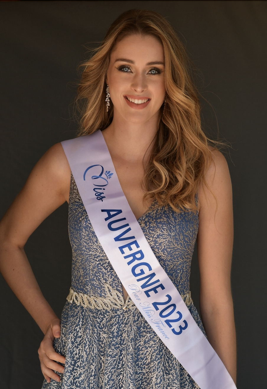 Écharpe Miss Auvergne 2023 portée lors du concours Miss France